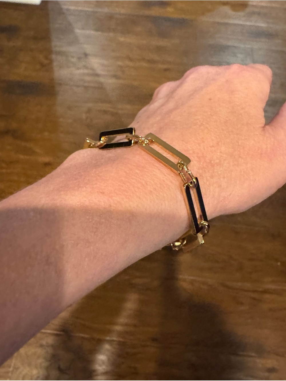 Women’s gold ( not 14 k) with links and claw clasp.